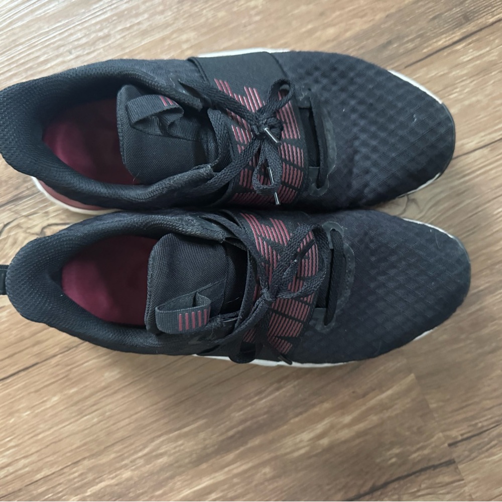 Nike Black and White Shoes with gold and red details - Picture 4 of 8